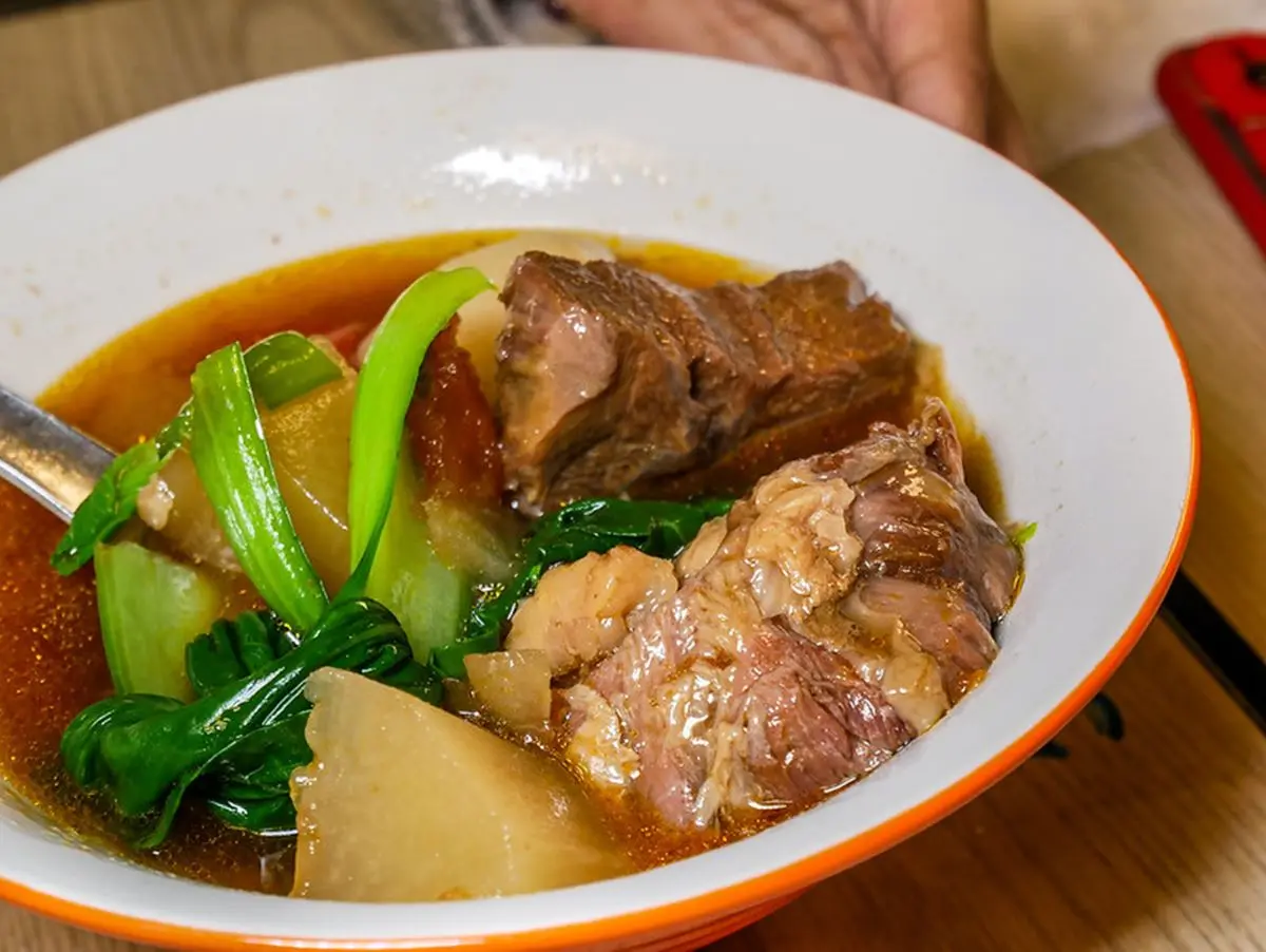 肉塊大到像牛排!台北4.7星「牛肉麵節冠軍」破6000則好評,還能免費加湯任喝 肉塊大到像牛排!台北4.7星「牛肉麵節冠軍」破6000則好評,還能免費加湯任喝