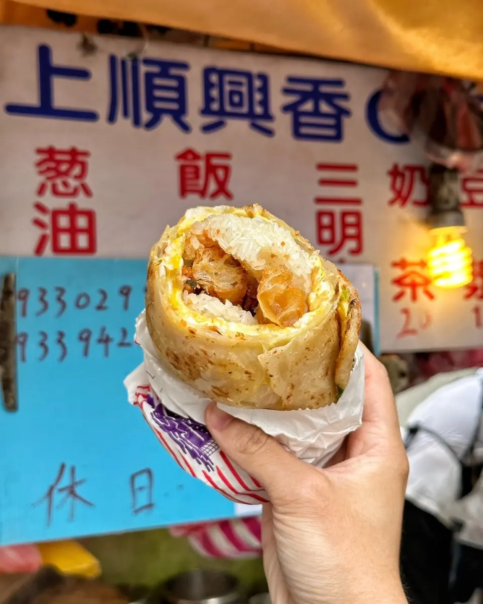 銅板價爽吃!北中部5爆量手拿美食:炸餡肉夾饃、蔥油餅包飯糰、銀絲卷香腸 銅板價爽吃!北中部5爆量手拿美食:炸餡肉夾饃、蔥油餅包飯糰、銀絲卷香腸