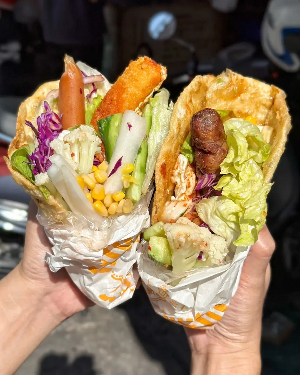 銅板價爽吃!北中部5爆量手拿美食:炸餡肉夾饃、蔥油餅包飯糰、銀絲卷香腸 銅板價爽吃!北中部5爆量手拿美食:炸餡肉夾饃、蔥油餅包飯糰、銀絲卷香腸
