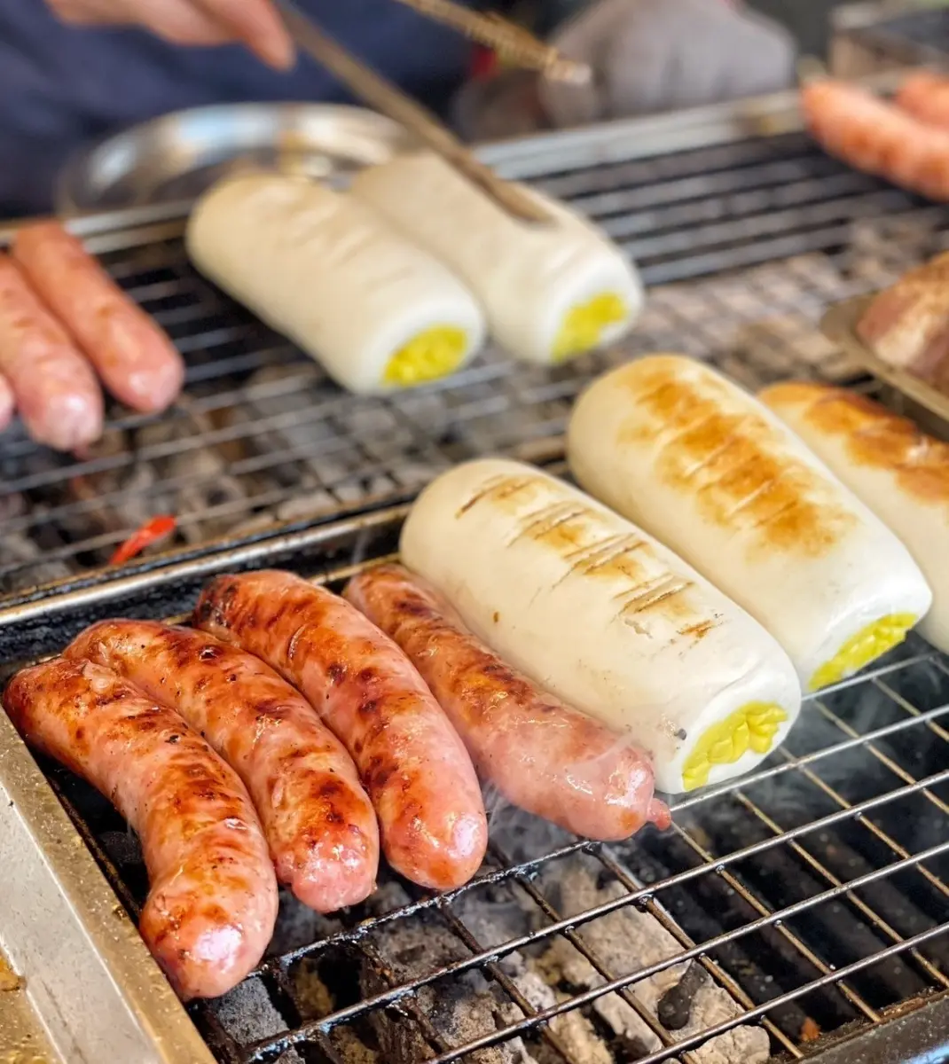 銅板價爽吃!北中部5爆量手拿美食:炸餡肉夾饃、蔥油餅包飯糰、銀絲卷香腸 銅板價爽吃!北中部5爆量手拿美食:炸餡肉夾饃、蔥油餅包飯糰、銀絲卷香腸