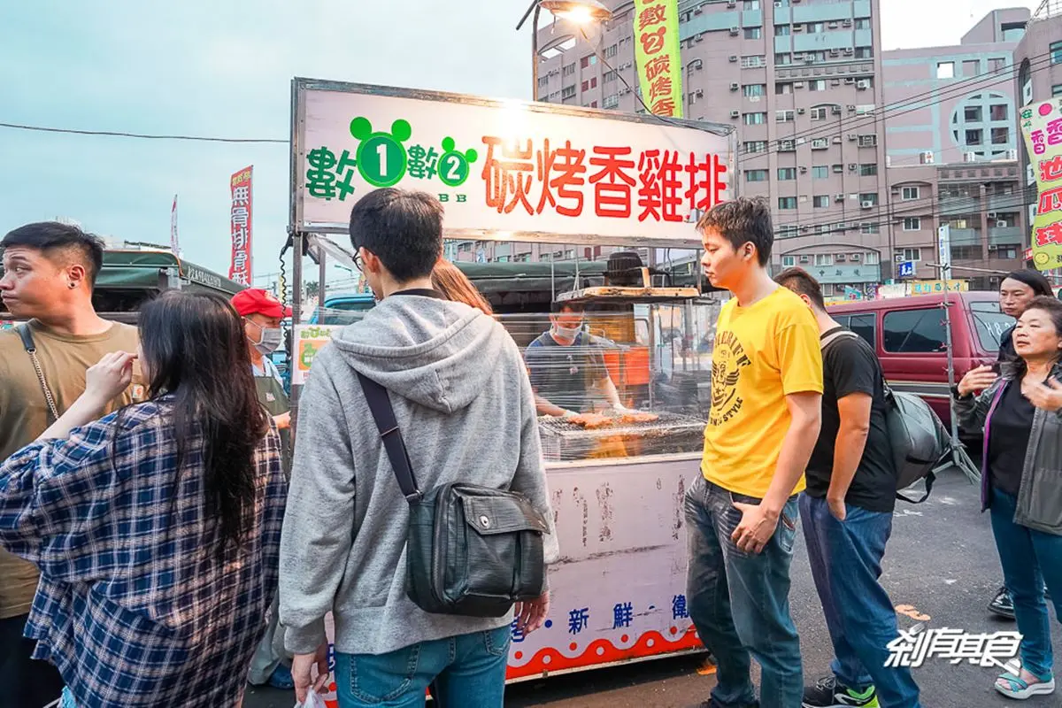 中台灣夜市爭霸戰！旱溪夜市VS.精誠夜市６網推必吃：蚊香吉拿棒、蜜汁烤雞排