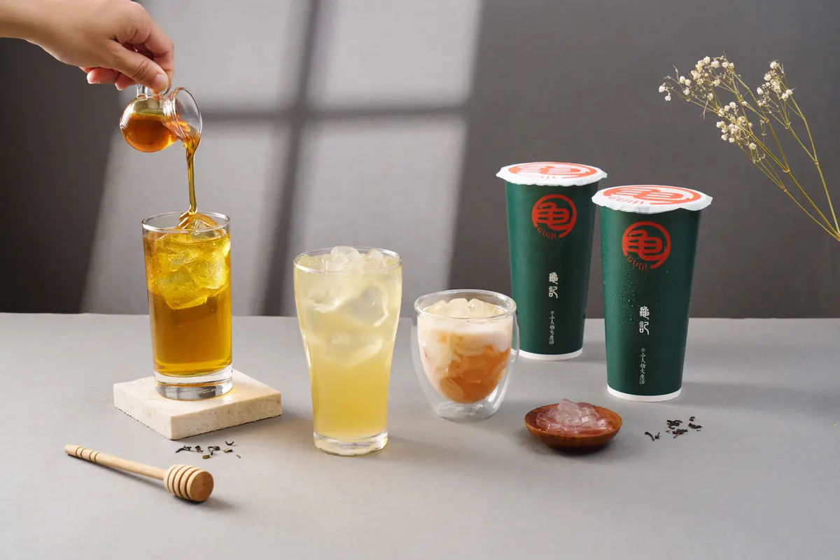 龜記連10天買２送１！最強新品「三韻奶茶」蜂蜜提味更清甜，還送超Q小龜杯