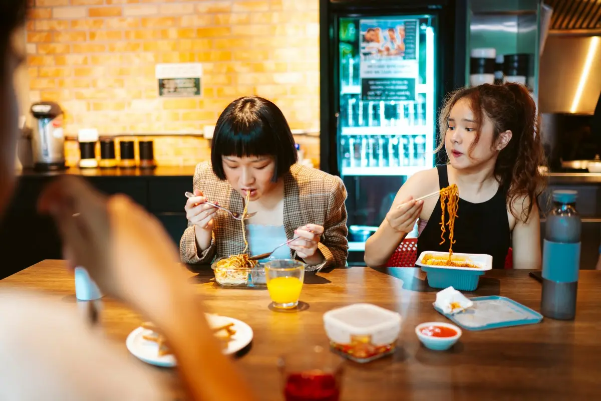 上班這樣吃午餐？小心「便當配電腦」、一群同事邊聊邊吃，你會「愈吃愈肥」