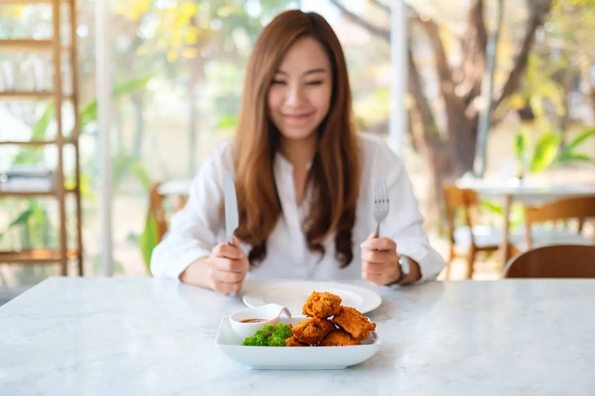 餐桌上看透你！專家揭密12型「吃飯人格」，最愛吃留最後的人都有「這傾向」