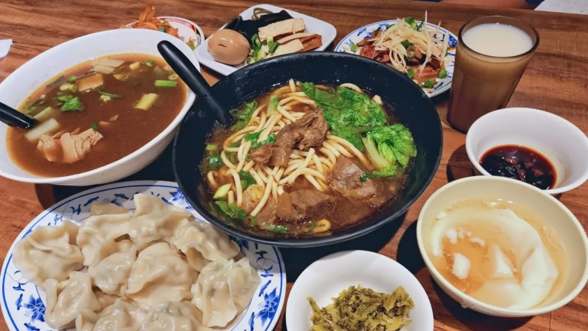加湯加麵都免費！桃園「超狂牛肉麵」150元吃到撐，還附豆花、豆漿、飲料暢飲