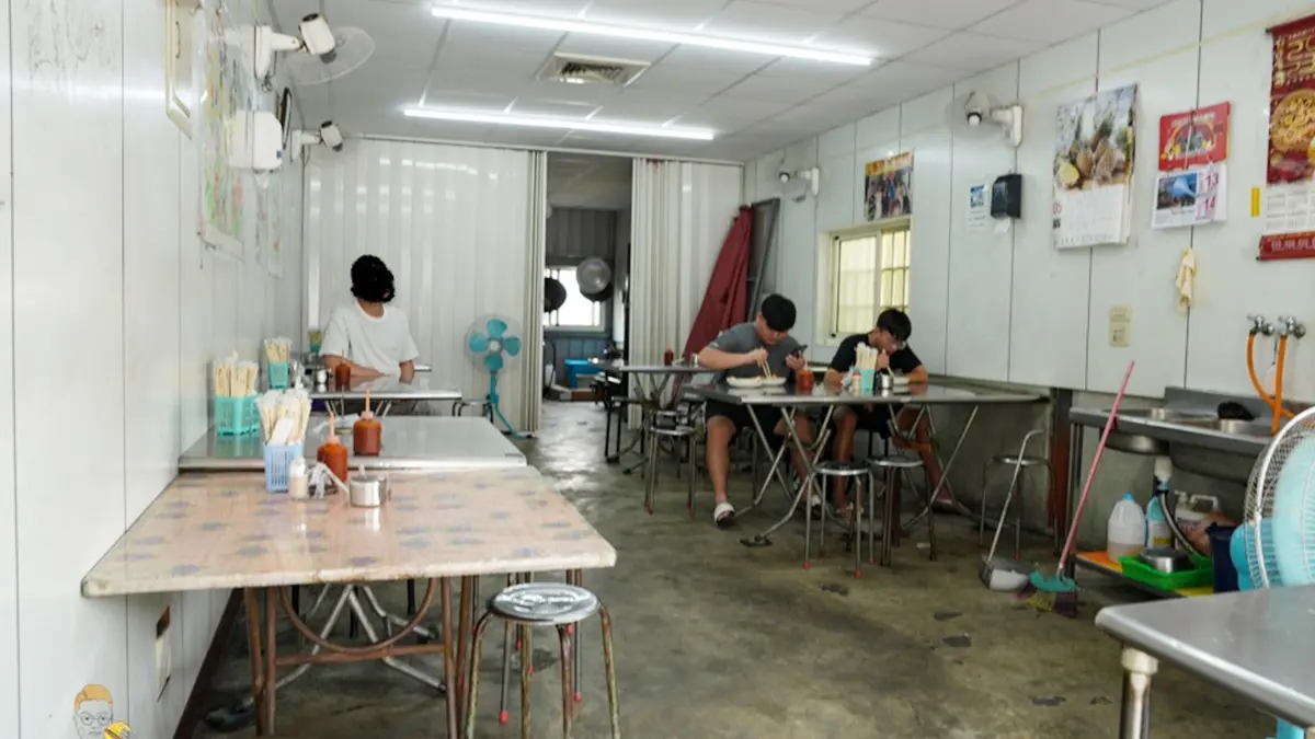北港在地人激推早餐！「鐵板煎粿搭香腸」別處吃不到，20元佛系綜合湯也必點