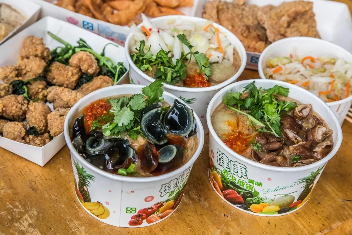 靠口耳相傳暴紅!鐵皮屋「阿伯麵線」桃園鄉親瘋排,必嘗超狂皮蛋、泡菜口味 靠口耳相傳暴紅!鐵皮屋「阿伯麵線」桃園鄉親瘋排,必嘗超狂皮蛋、泡菜口味