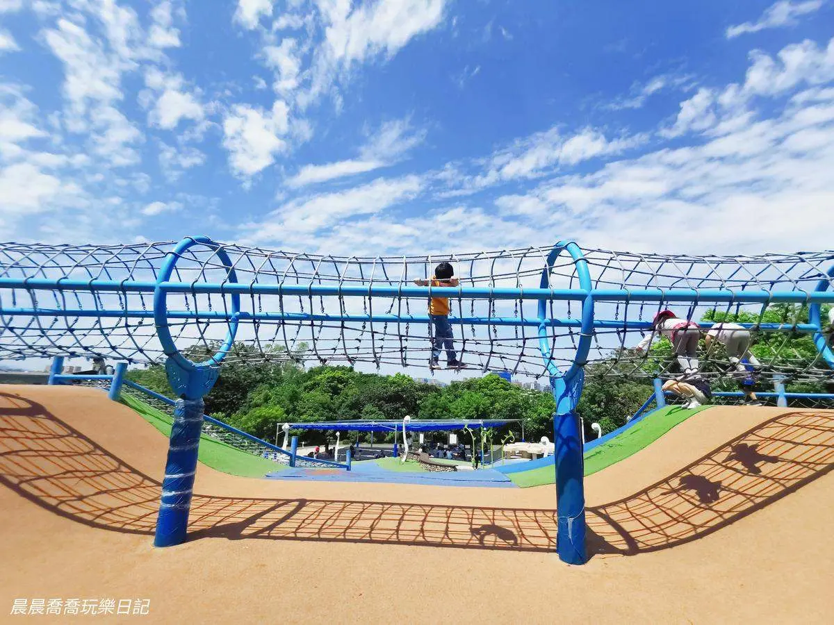 玩到虛脫都不想回家!雙北8「最強親子公園」:28米長滾輪滑梯、輕軌遊樂場 玩到虛脫都不想回家!雙北8「最強親子公園」:28米長滾輪滑梯、輕軌遊樂場