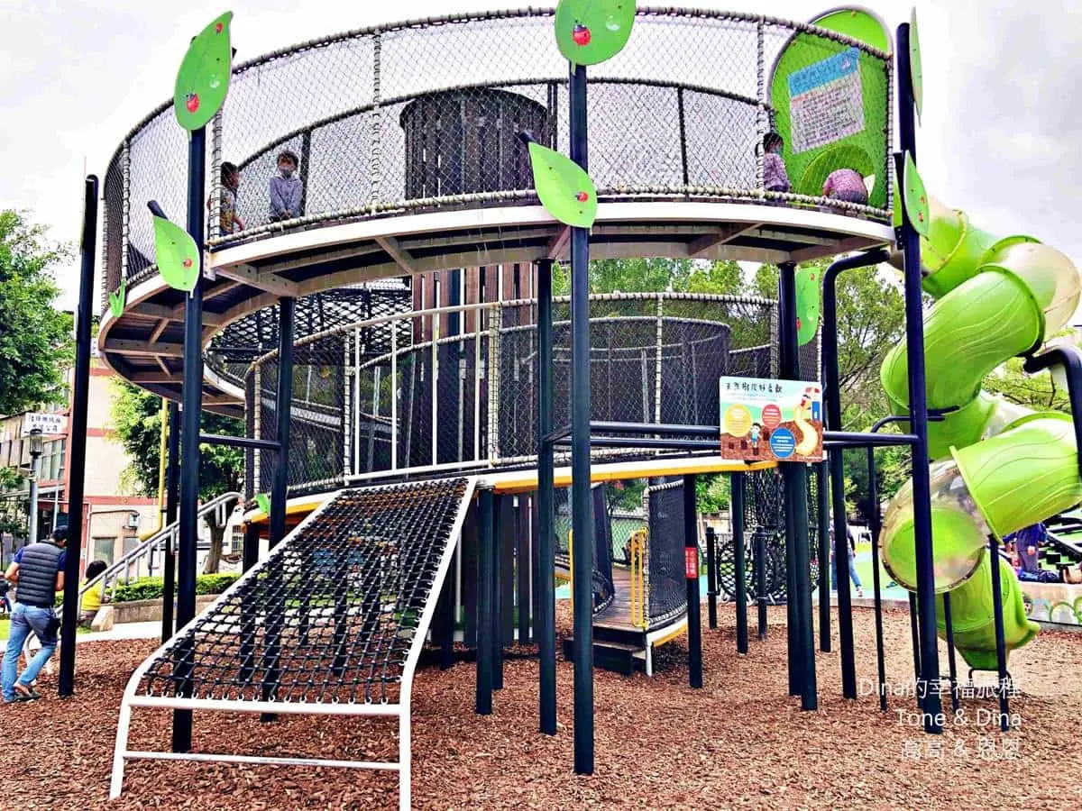 玩到虛脫都不想回家!雙北8「最強親子公園」:28米長滾輪滑梯、輕軌遊樂場 玩到虛脫都不想回家!雙北8「最強親子公園」:28米長滾輪滑梯、輕軌遊樂場