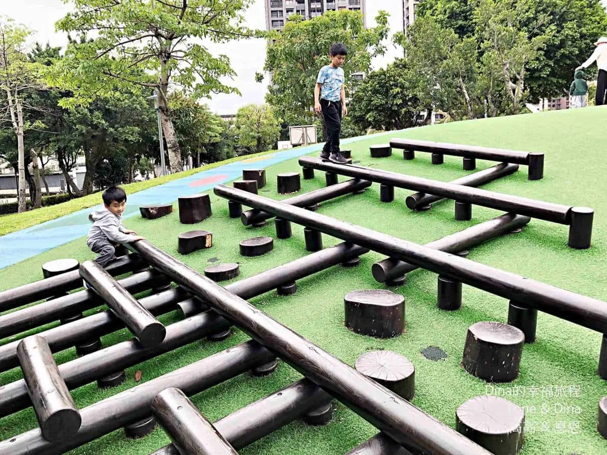 玩到虛脫都不想回家!雙北8「最強親子公園」:28米長滾輪滑梯、輕軌遊樂場 玩到虛脫都不想回家!雙北8「最強親子公園」:28米長滾輪滑梯、輕軌遊樂場