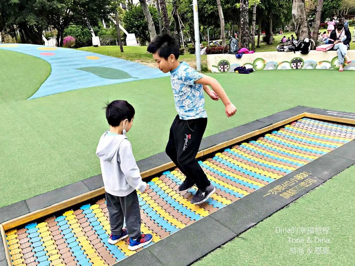 玩到虛脫都不想回家!雙北8「最強親子公園」:28米長滾輪滑梯、輕軌遊樂場 玩到虛脫都不想回家!雙北8「最強親子公園」:28米長滾輪滑梯、輕軌遊樂場
