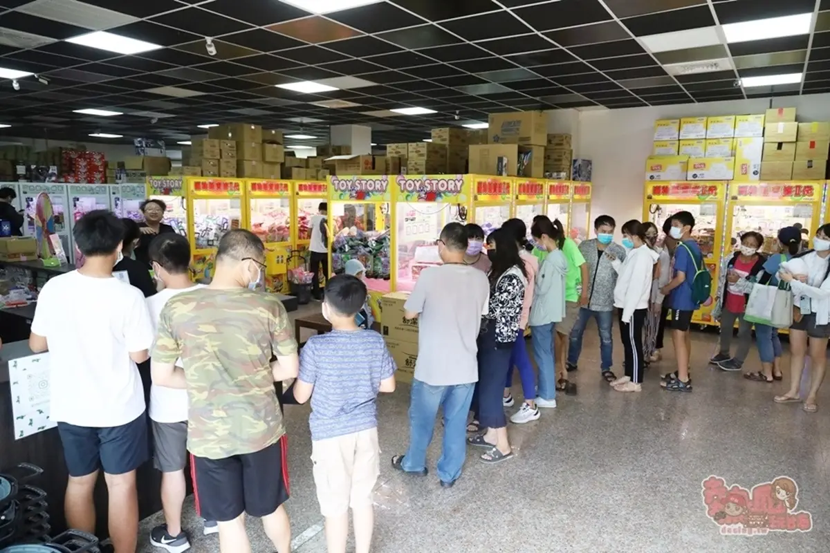【新開店】銅板價玩具、零食帶回家！近百座機台任你夾，週週爽抽現金、Switch