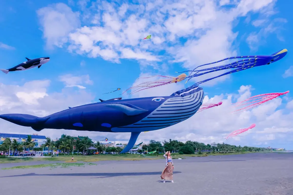 2023旗津風箏節「這6天」登場!大鯨魚、夜光神龍飛上天,免費玩氣墊水樂園 2023旗津風箏節「這6天」登場!大鯨魚、夜光神龍飛上天,免費玩氣墊水樂園