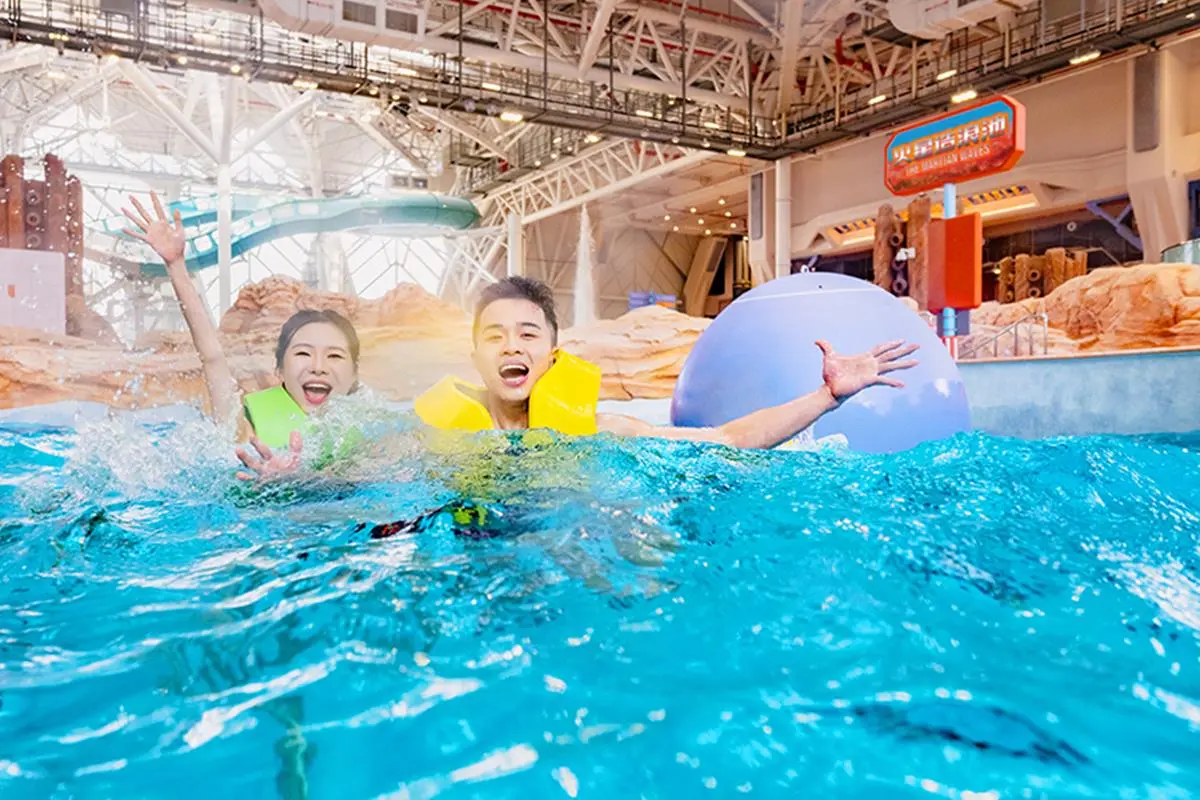 「澳門最大水上樂園」新開幕優惠！２天１夜7000元有找、摩天輪門票買一送一