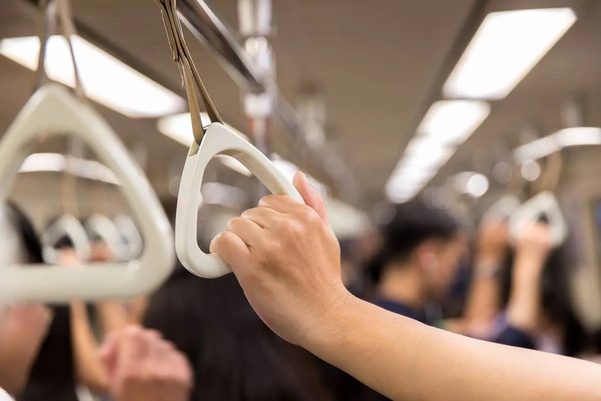 通勤族必看！搭公車、捷運「沒座位」超慘？專家教「這樣抓吊環」站久也不累