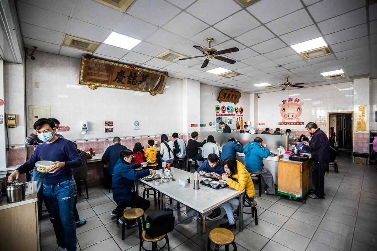台中超狂排隊早餐!炒麵必加蔥蒜醬+東泉辣椒最道地,豬血湯整碗滿滿都是料 台中超狂排隊早餐!炒麵必加蔥蒜醬+東泉辣椒最道地,豬血湯整碗滿滿都是料