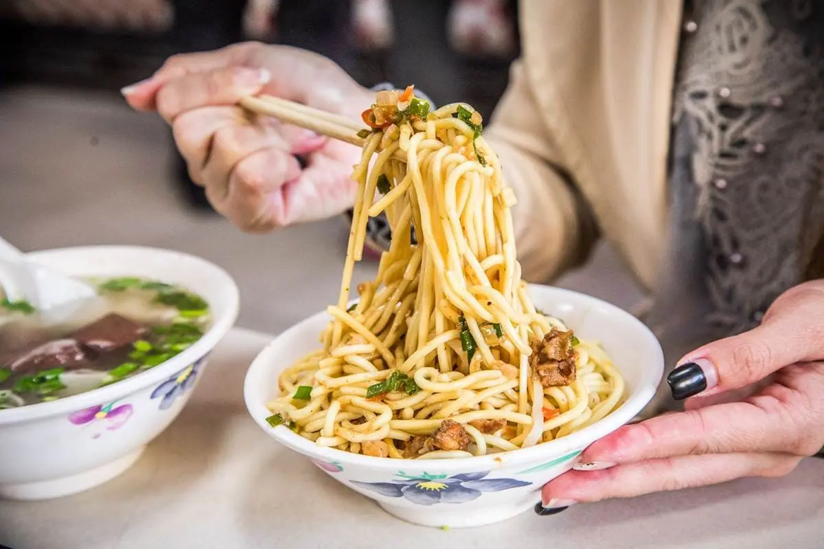 台中超狂排隊早餐!炒麵必加蔥蒜醬+東泉辣椒最道地,豬血湯整碗滿滿都是料 台中超狂排隊早餐!炒麵必加蔥蒜醬+東泉辣椒最道地,豬血湯整碗滿滿都是料