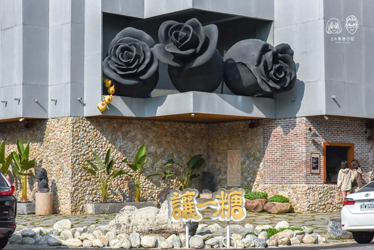 台中伴手禮「讓一糖可可蛋糕專賣店」，建築物擺了３大朵黑玫瑰。