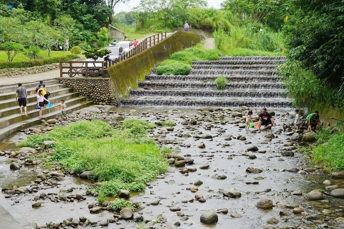 地方媽媽都不想說！10大「免門票玩水祕境」：階梯式瀑布、馬路旁天然湧泉