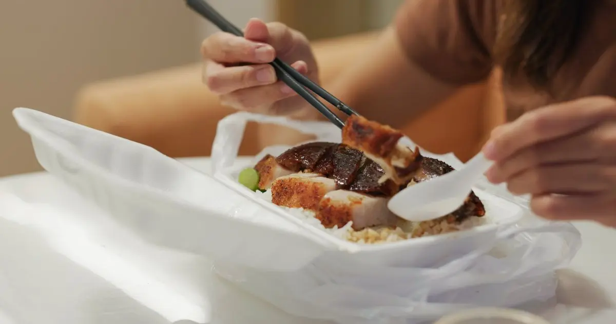 你喜歡在家吃飯或去餐廳？「吃飯習慣」曝個性祕密，愛叫外送都有「這特質」