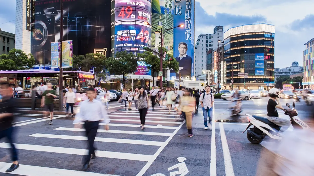 2023年7月10大新制!健保門診費調漲、1200元月票上路、未停讓行人罰6000元