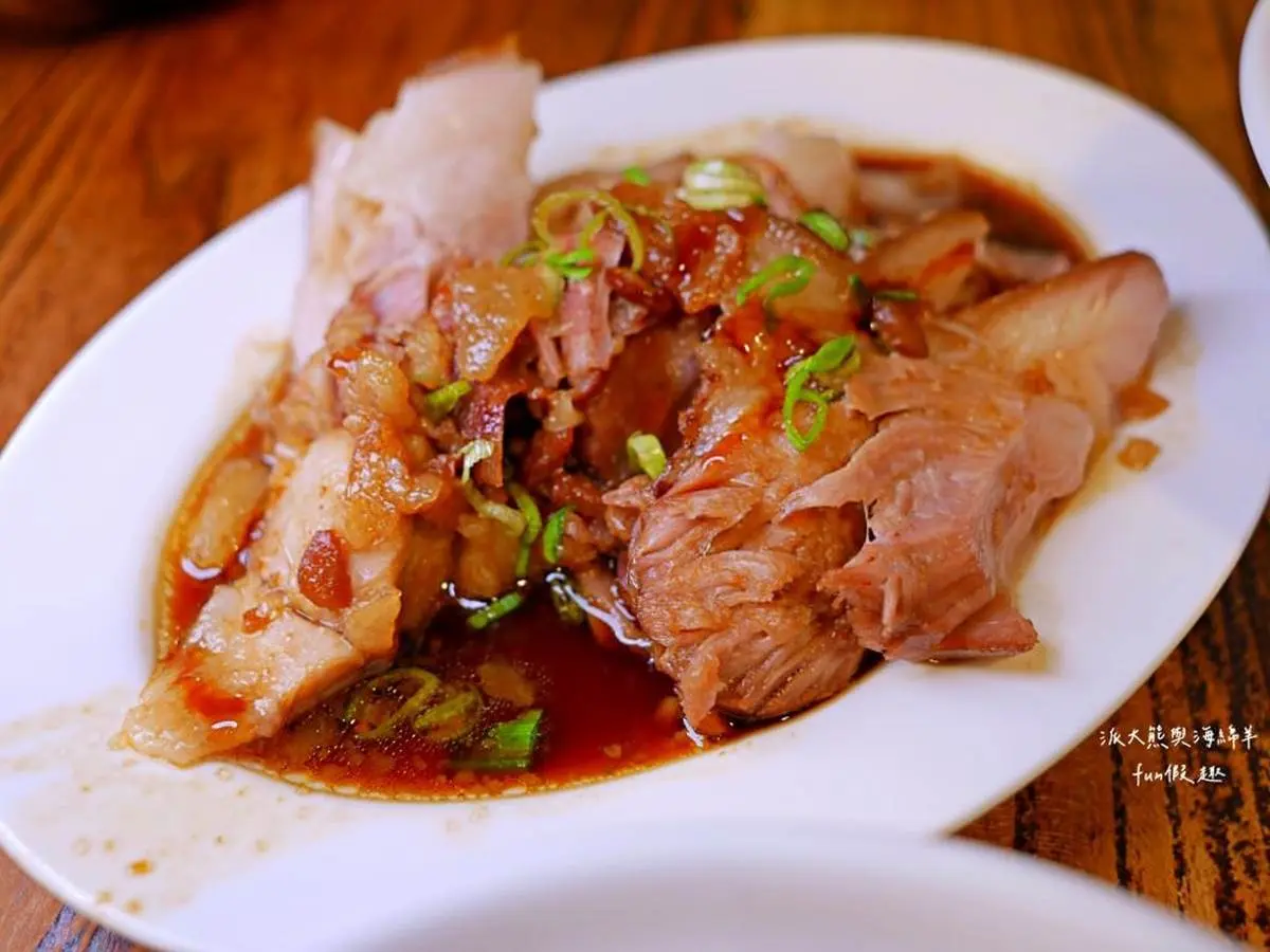 連３年稱霸米其林！台中「最強豬腳店」永遠在排隊，Q彈鹹香豬腳＋麵線超唰嘴