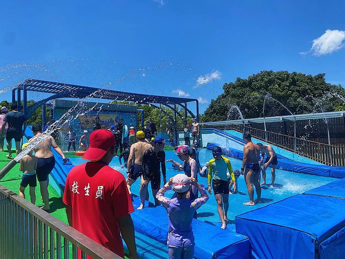「花蓮最大水上樂園」50元玩到飽！這「５類人」免費入園，先衝８米高滑水道