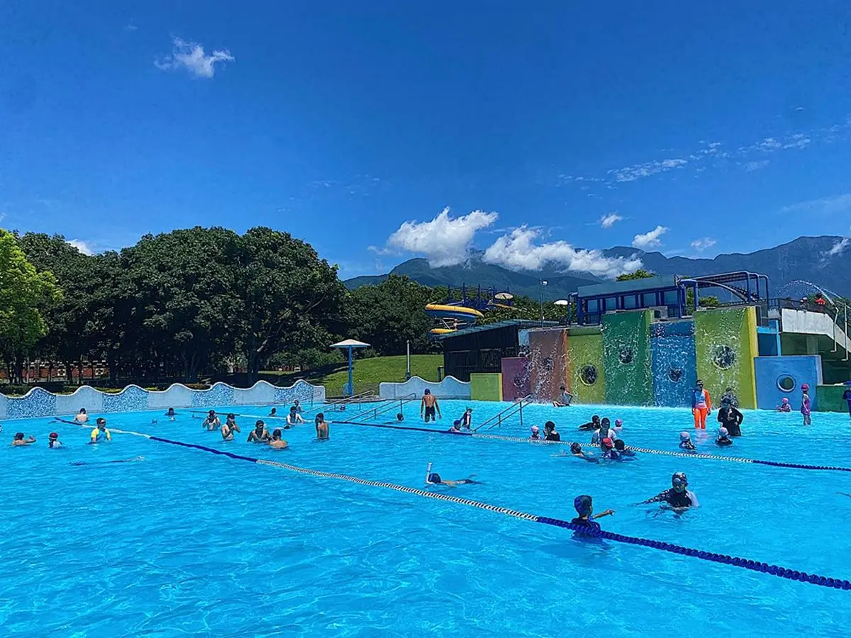 「花蓮最大水上樂園」50元玩到飽！這「５類人」免費入園，先衝８米高滑水道