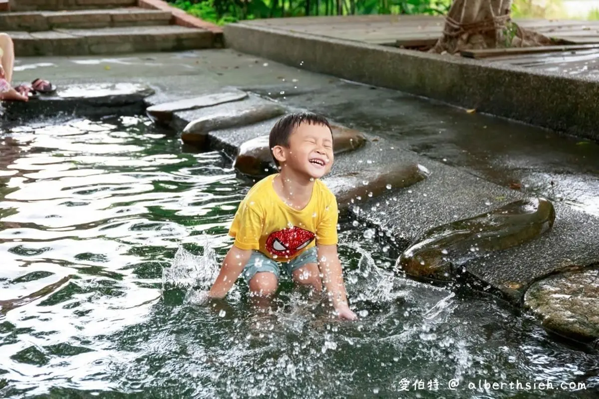 桃園景點推薦暑假走一趟「石母娘娘浣衣池」，天然湧泉池水清澈涼爽。