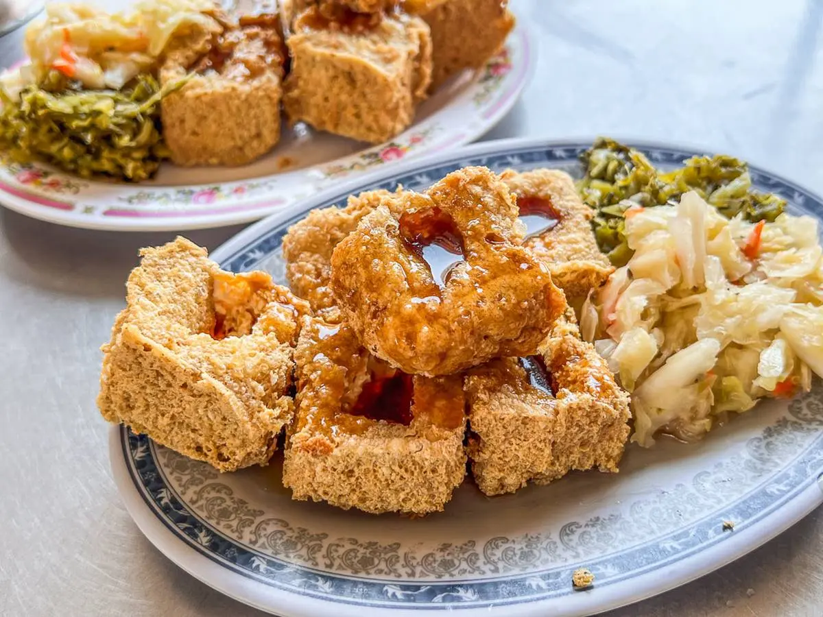 考100分免費請你吃！廟口「排隊臭豆腐」尬泡菜、酸菜超唰嘴，在地熱賣50年