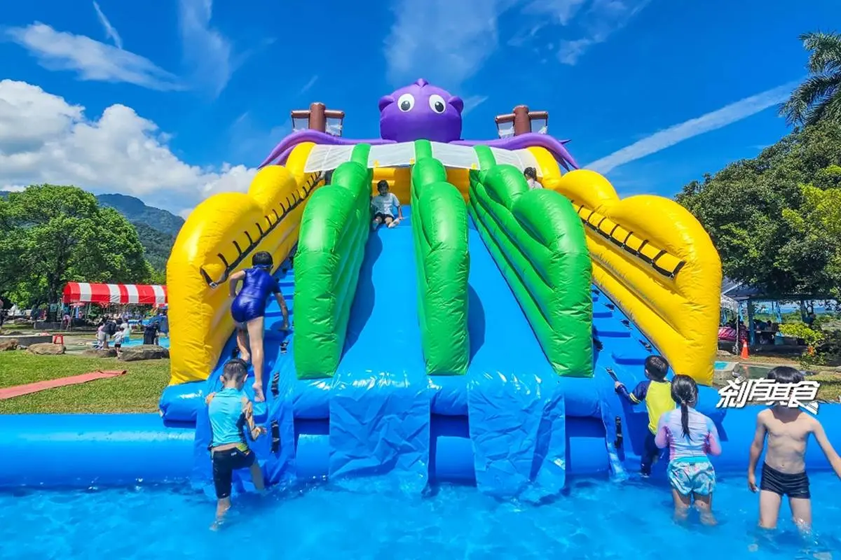 100元１票玩到飽！「南投水樂園」好玩到併軌，先衝章魚氣墊溜滑梯、大噴泉