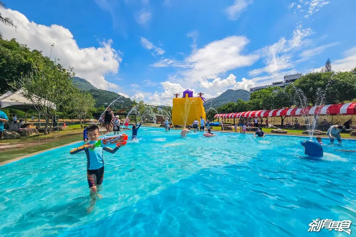 100元１票玩到飽！「南投水樂園」好玩到併軌，先衝章魚氣墊溜滑梯、大噴泉
