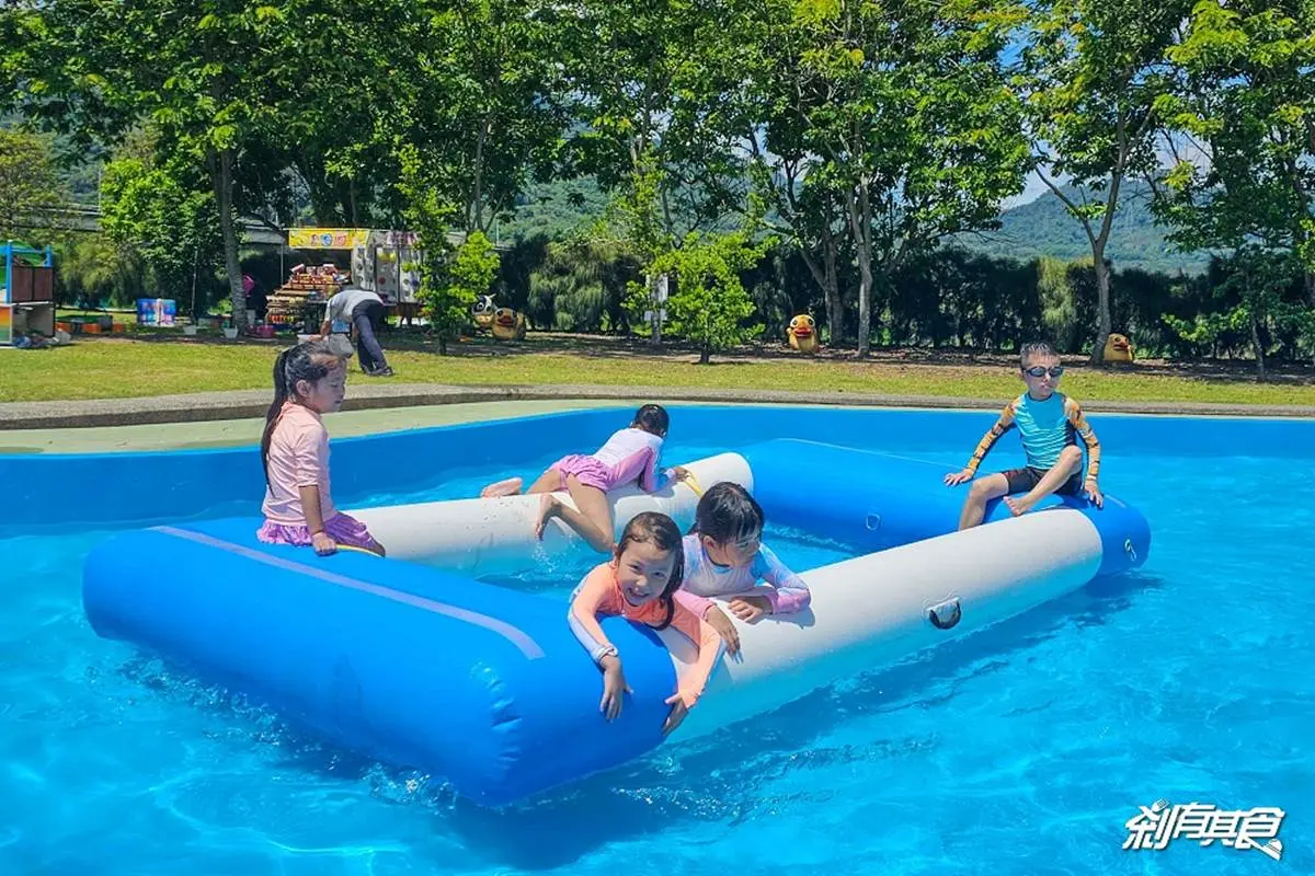 100元１票玩到飽！「南投水樂園」好玩到併軌，先衝章魚氣墊溜滑梯、大噴泉