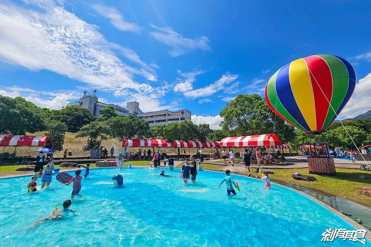 100元１票玩到飽！「南投水樂園」好玩到併軌，先衝章魚氣墊溜滑梯、大噴泉