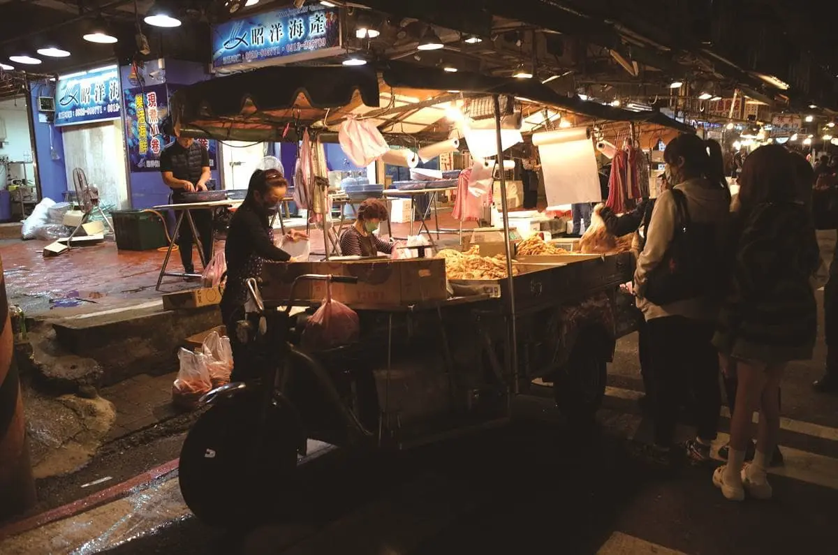 沒看過別說是台灣人！直擊「台味路邊攤」現場，夜市美食少「這東西」就是怪