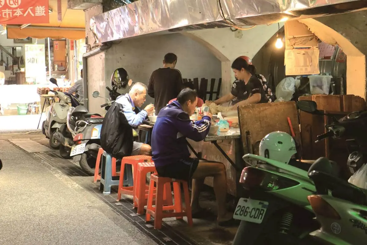沒看過別說是台灣人！直擊「台味路邊攤」現場，夜市美食少「這東西」就是怪