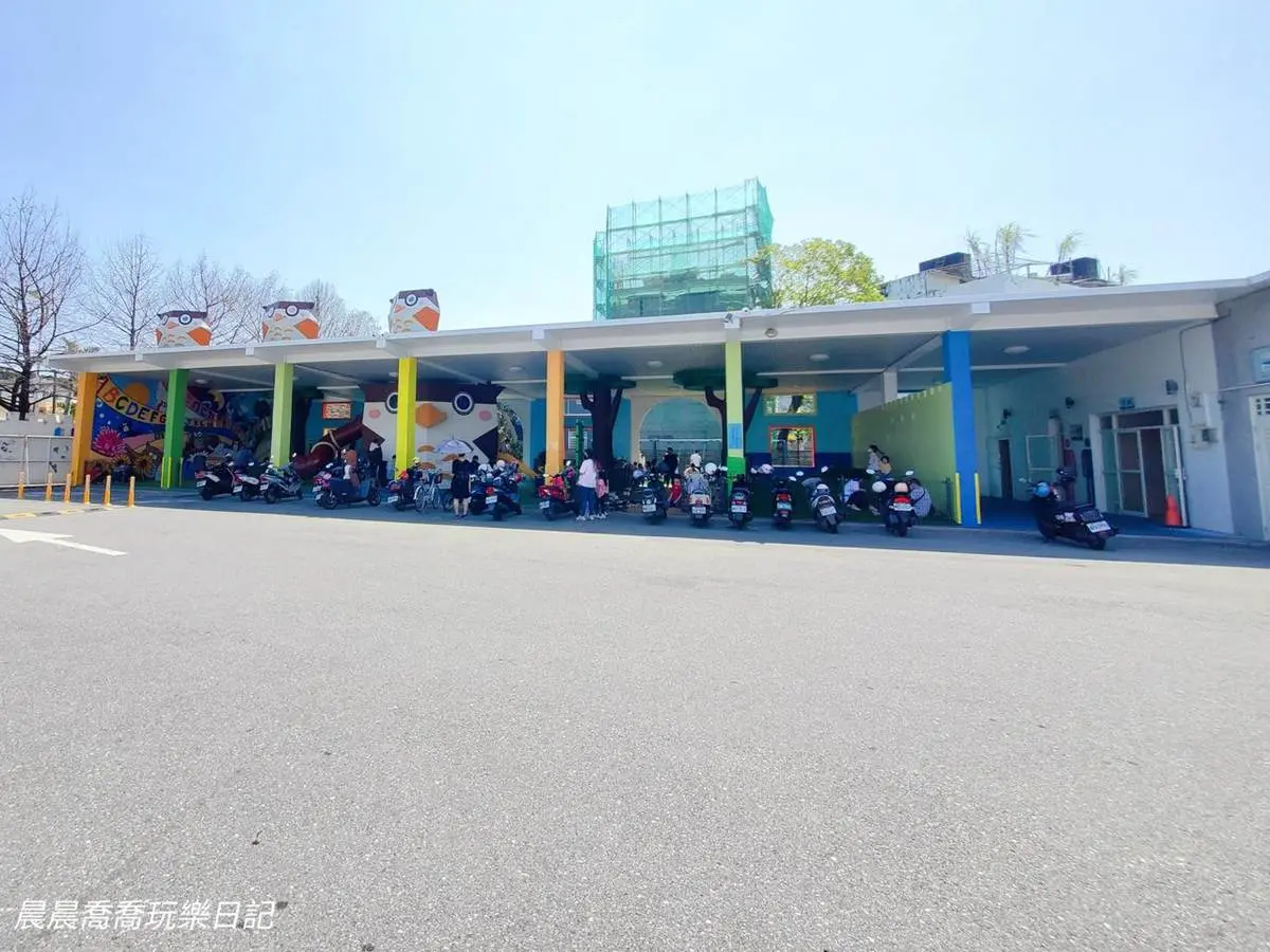 不怕淋雨、曬太陽！免門票「半開放遊戲場」玩爆貓頭鷹滑梯、衝圖書館吹冷氣
