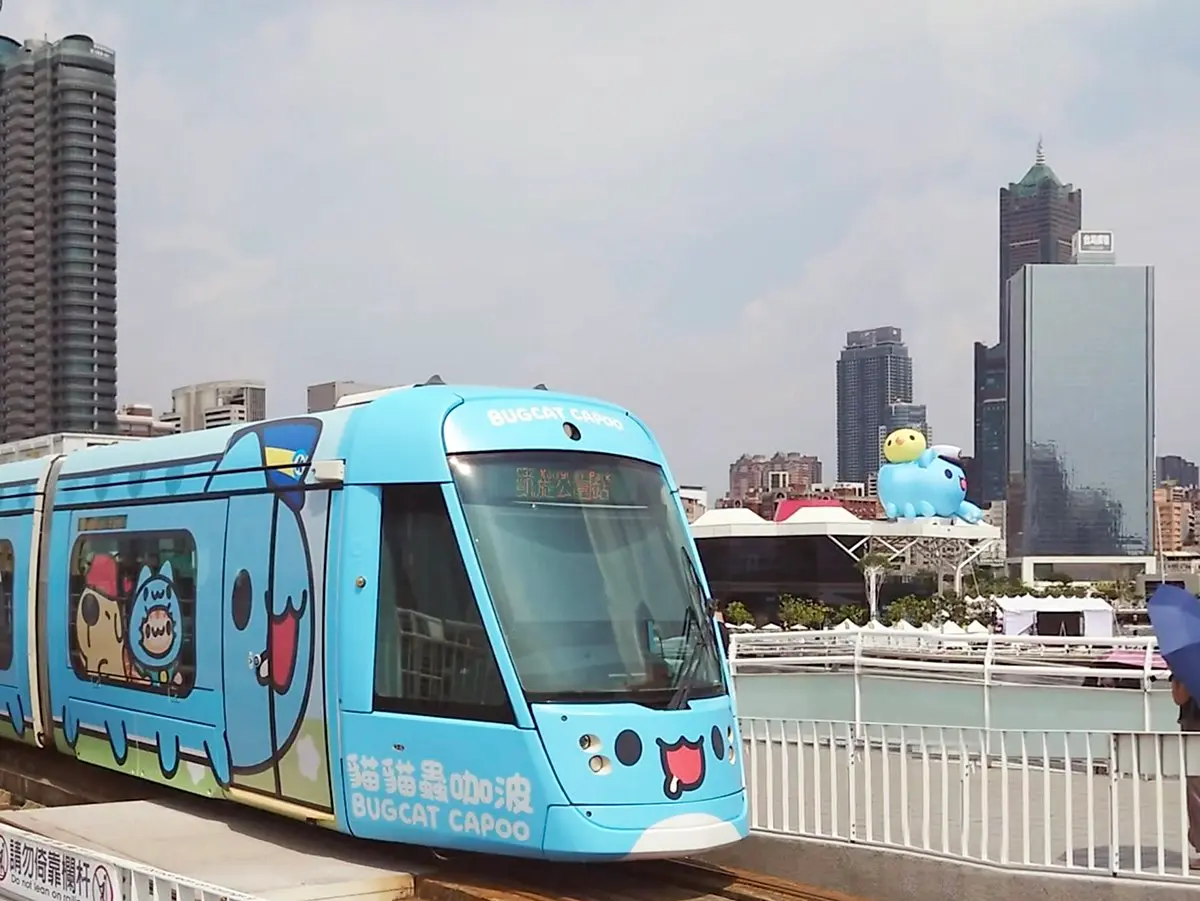高雄最萌「咖波彩繪輕軌列車」上路啦!4大最佳打卡點、追車攻略一次收 高雄最萌「咖波彩繪輕軌列車」上路啦!4大最佳打卡點、追車攻略一次收