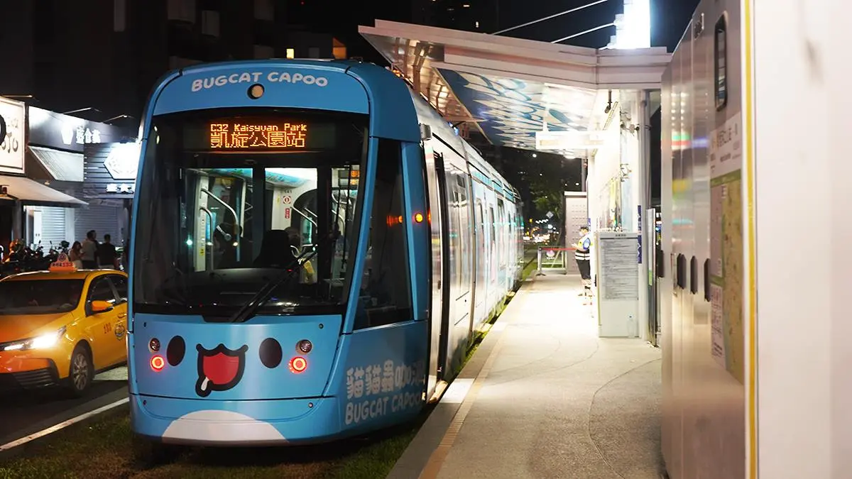 高雄最萌「咖波彩繪輕軌列車」上路啦!4大最佳打卡點、追車攻略一次收 高雄最萌「咖波彩繪輕軌列車」上路啦!4大最佳打卡點、追車攻略一次收