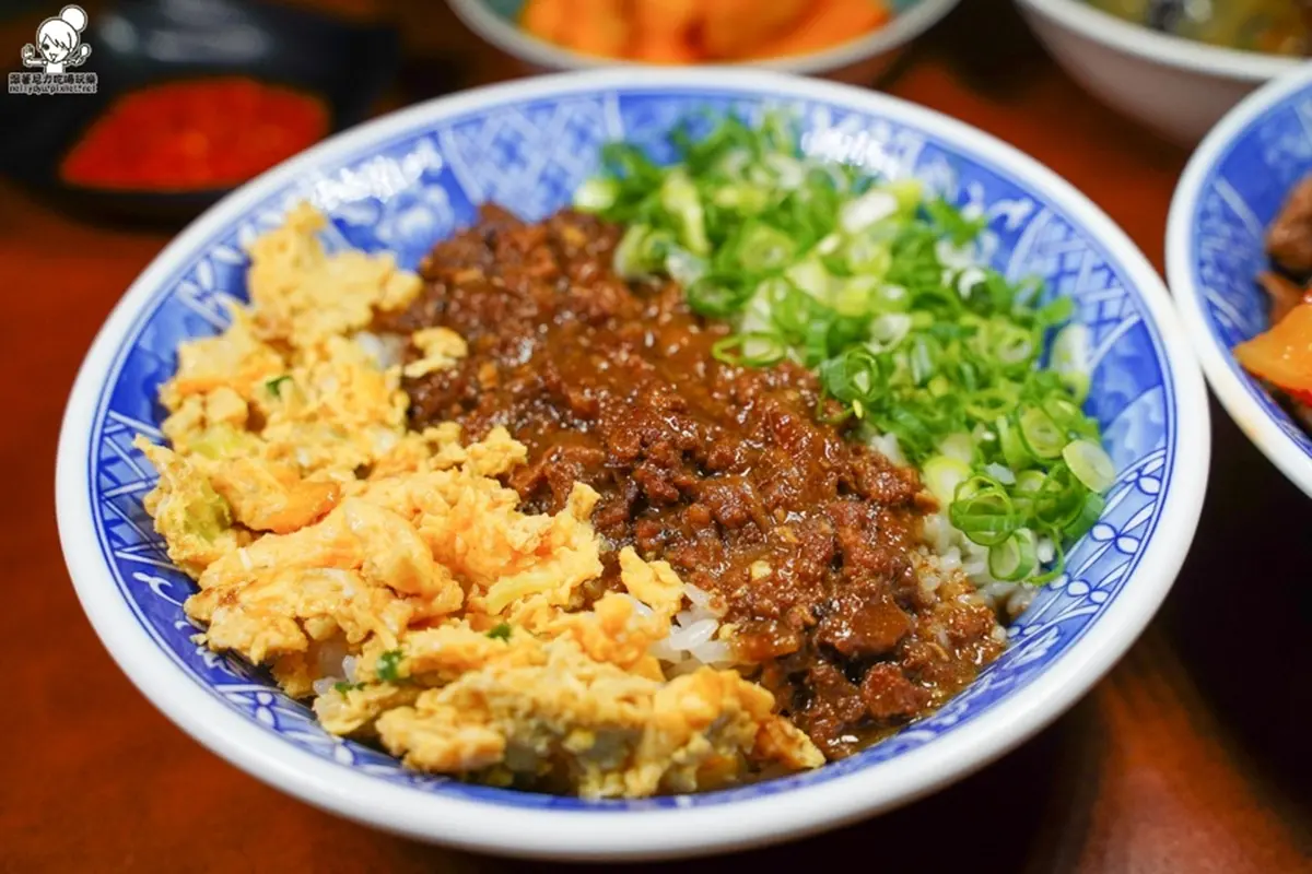 這碗只要50元!牛肉燥拌炒蛋、蔥花蛋太銷魂,限量「牛B飯」爽嗑鮮嫩牛排 這碗只要50元!牛肉燥拌炒蛋、蔥花蛋太銷魂,限量「牛B飯」爽嗑鮮嫩牛排