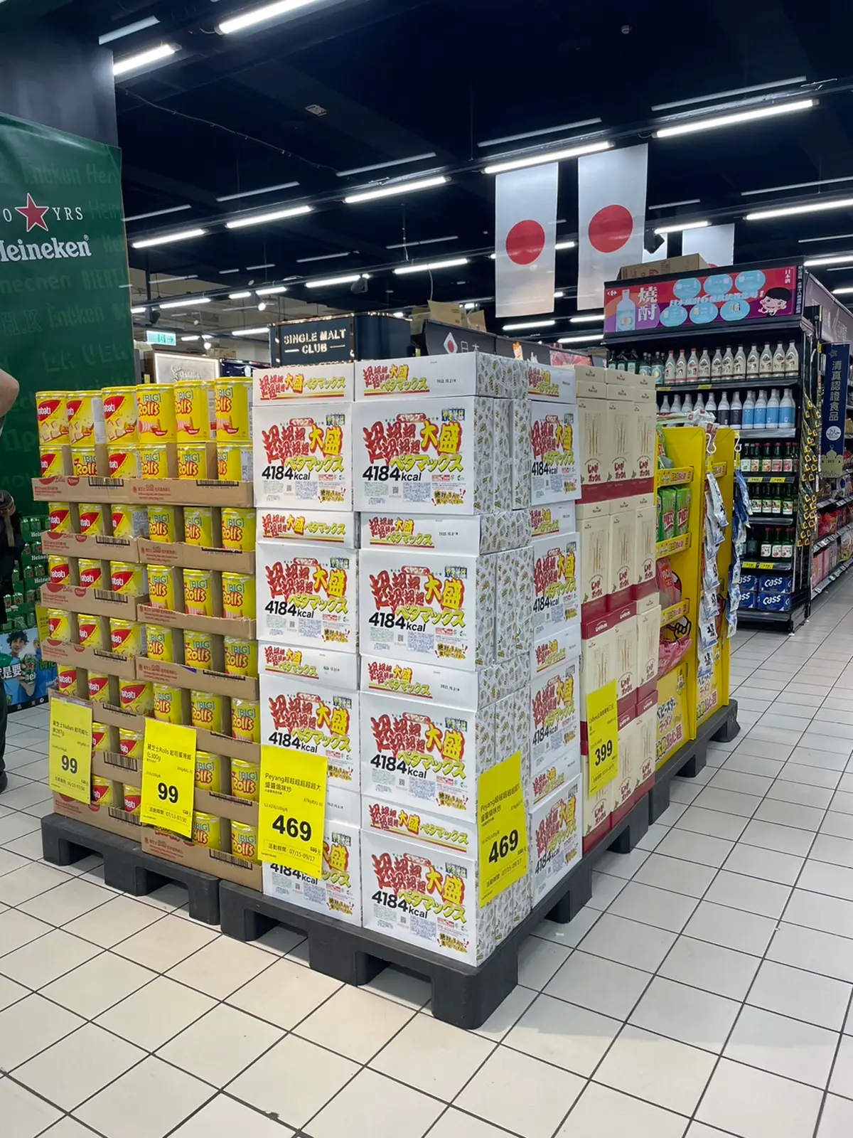 比臉還要大！日本4000卡「巨食泡麵」家樂福現身，「唯二」門市開賣（中獎公布）
