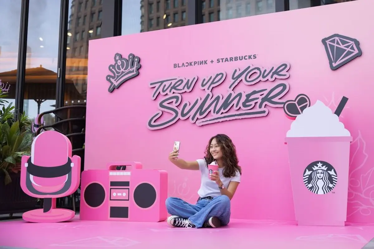 全台唯一「星巴克BLACKPINK主題店」!搶喝買一送一、粉色環保杯送貼紙 全台唯一「星巴克BLACKPINK主題店」!搶喝買一送一、粉色環保杯送貼紙