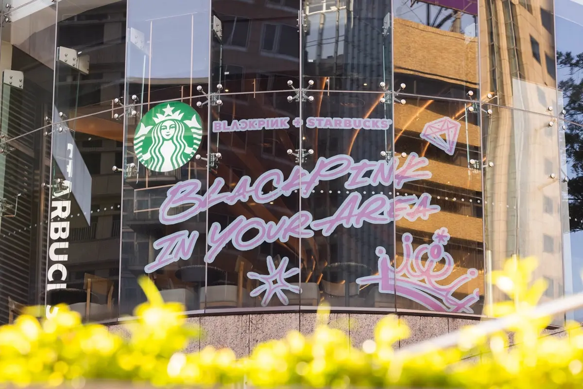 全台唯一「星巴克BLACKPINK主題店」!搶喝買一送一、粉色環保杯送貼紙 全台唯一「星巴克BLACKPINK主題店」!搶喝買一送一、粉色環保杯送貼紙