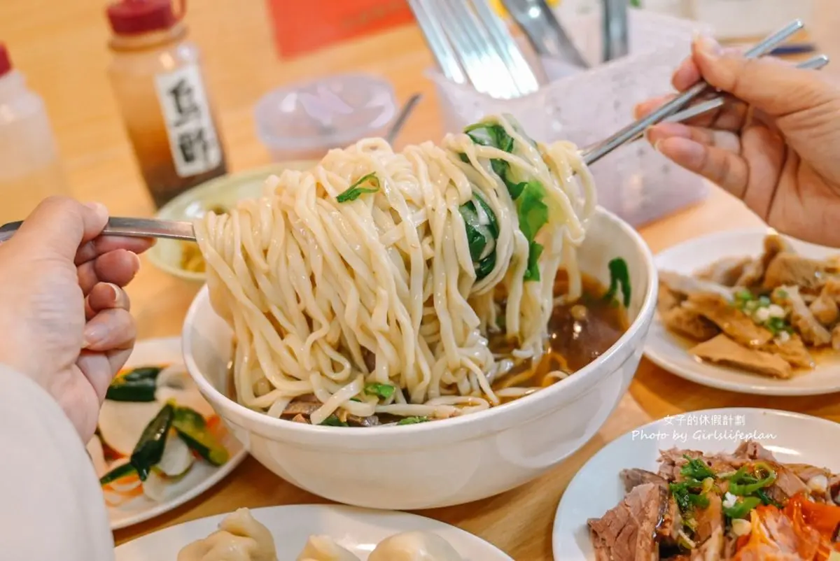 台北竟有70元牛肉麵!大碗公裝好裝滿2人吃也夠,隱身市場內行才懂吃 台北竟有70元牛肉麵!大碗公裝好裝滿2人吃也夠,隱身市場內行才懂吃
