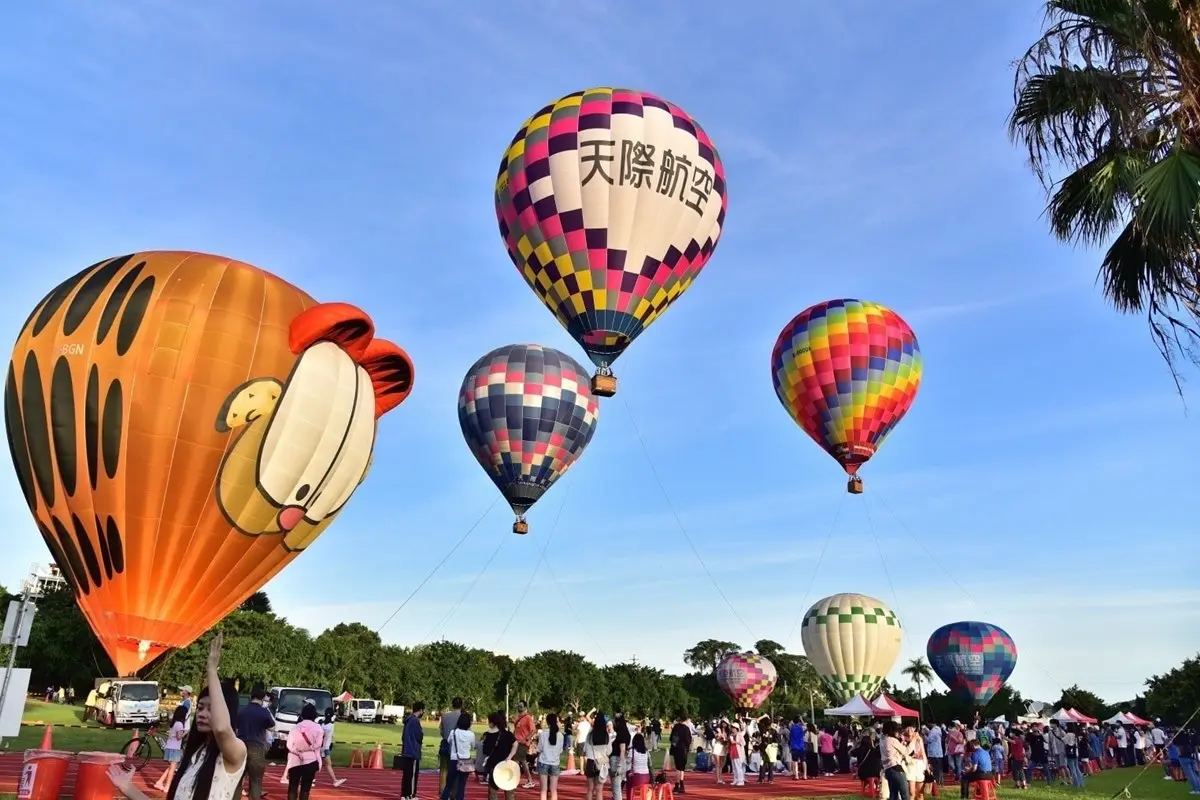 超萌泰迪熊飛上天！台中熱氣球嘉年華「這３天」登場，600秒絕美煙火秀別錯過