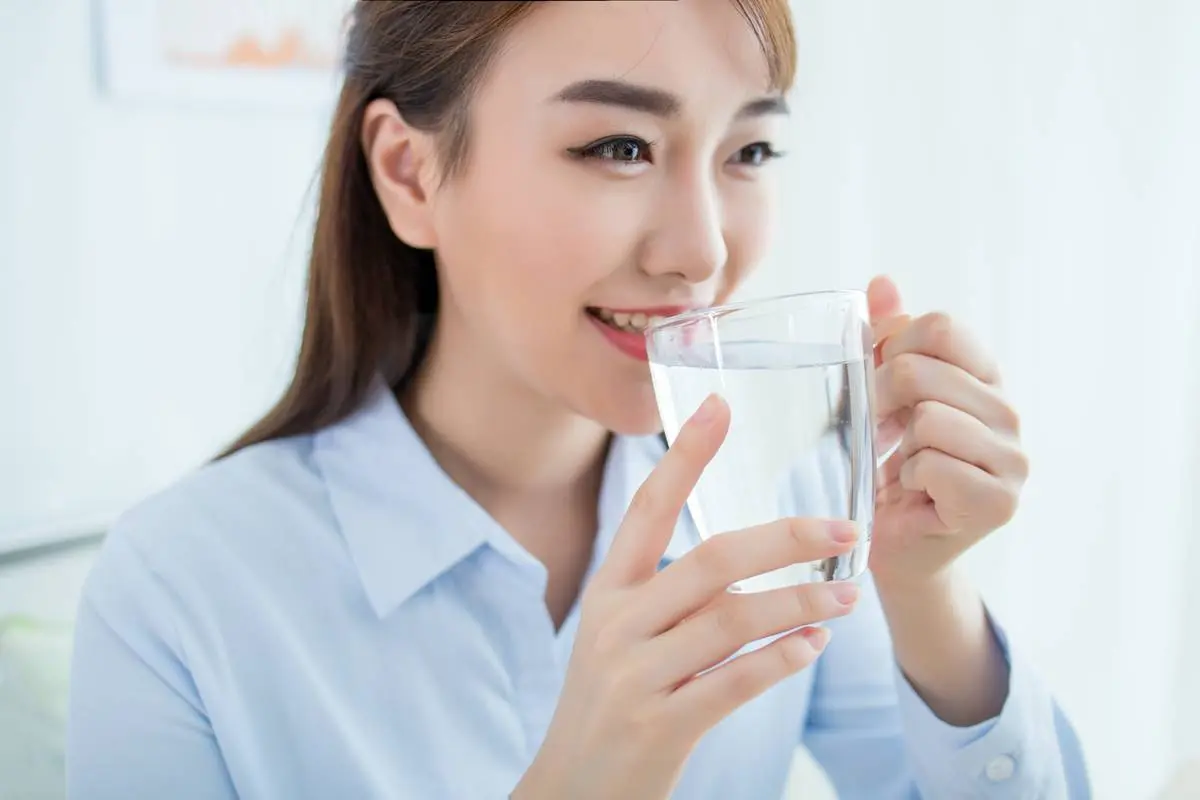 辦公室吹冷氣皮膚乾到爆！多喝水就能保濕？醫師打臉：「這樣做」效果才最好