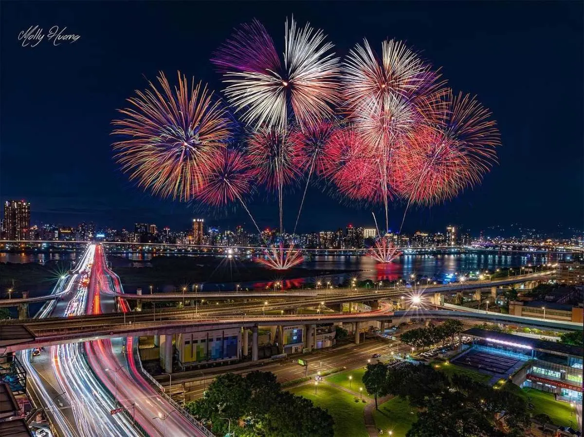 「2023大稻埕煙火」延長到360秒!台北花火秀時間翻倍,再推薦賞煙火私房景點 「2023大稻埕煙火」延長到360秒!台北花火秀時間翻倍,再推薦賞煙火私房景點
