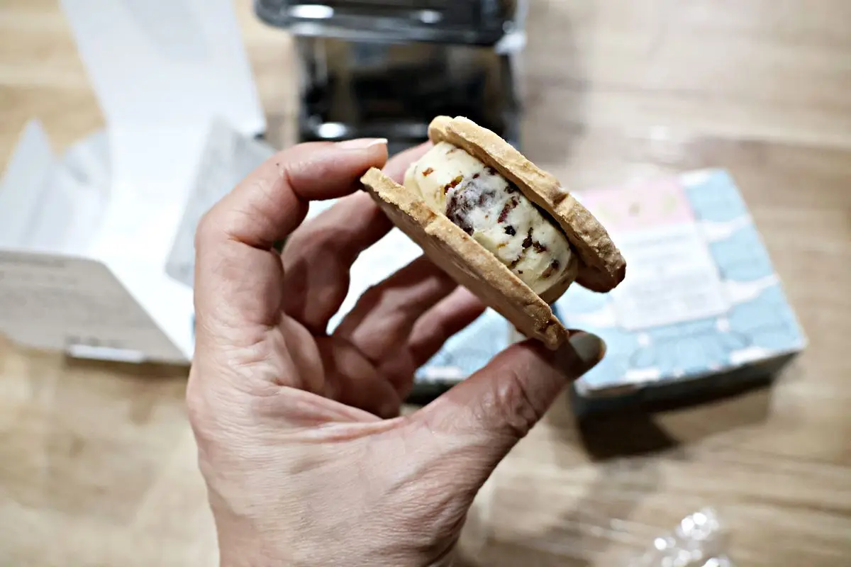 關西好物這裡買!新大阪車站必買10伴手禮:3秒賣1盒饅頭、限定醬油糰子 關西好物這裡買!新大阪車站必買10伴手禮:3秒賣1盒饅頭、限定醬油糰子
