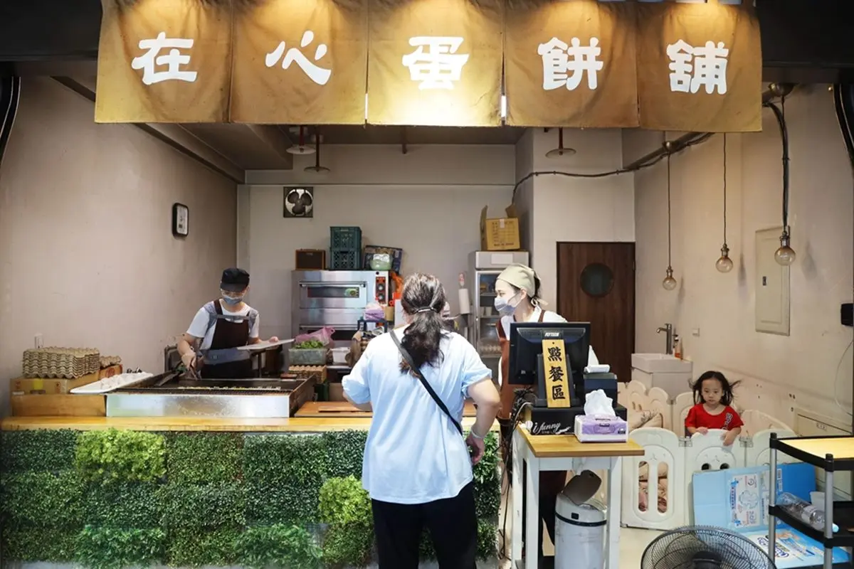 蛋餅界的Burberry!全台唯一「格紋蛋餅」藏在這,雙蛋還包紅蔥油飯鹹香唰嘴 蛋餅界的Burberry!全台唯一「格紋蛋餅」藏在這,雙蛋還包紅蔥油飯鹹香唰嘴
