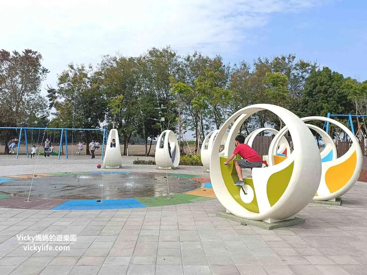 玩到斷電也不想走!屏東9家「免門票公園」:11米高闖關塔、巨型洋蔥溜滑梯 玩到斷電也不想走!屏東9家「免門票公園」:11米高闖關塔、巨型洋蔥溜滑梯
